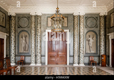 Hall di ingresso al Attingham Park, Shropshire. La camera è stata progettata da George Steuart per signore Berwick alla fine del XVIII secolo. Foto Stock