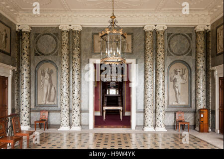 La sala di ingresso e con una vista attraverso le porte aperte per la galleria di immagini e la scala al Attingham Park, Shropshire Foto Stock