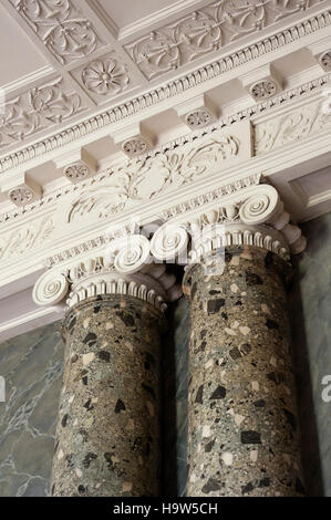 Dettaglio della scagliola verde colonne e soffitto in gesso nella hall di ingresso al Attingham Park, Shropshire. La camera è stata progettata da George Stuart Foto Stock