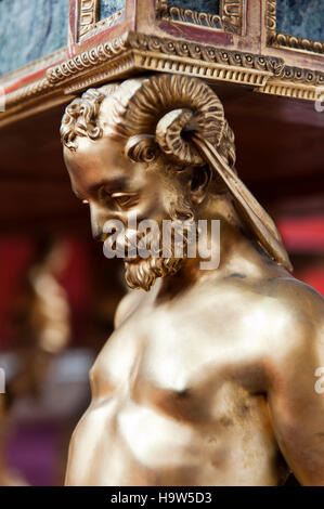 In bronzo dorato supporto satiro di Luigi XVI tavolo console nella Foto Gallery in Inghilterra di supporto Foto Stock