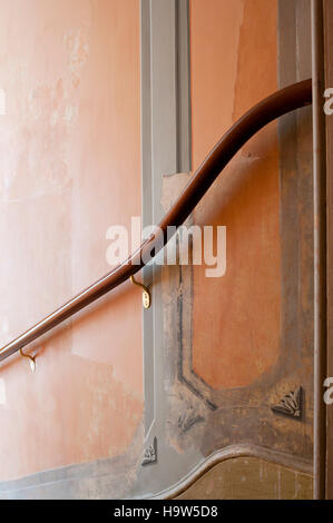 Il corrimano su una delle due rampe di scale che portano dalla scala che porta al primo piano al Attingham Park, Shropshire. Foto Stock