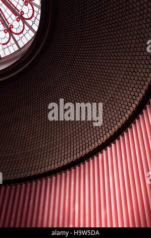 Dettaglio dell'intonaco nervata e pesce-design di scala della cupola della scala al Attingham Park, Shropshire. Foto Stock