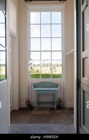Vista attraverso una finestra in Oriente Colonnade al Attingham Park, Shropshire. Foto Stock