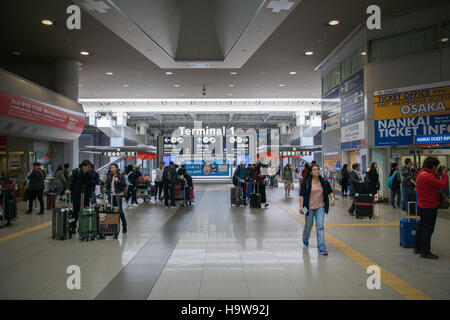 Osaka, Giappone - Novembre 2016: Ingresso area intorno al Terminal 1 dell'Aeroporto Internazionale di Kansai (KIX), Osaka, Giappone. Foto Stock