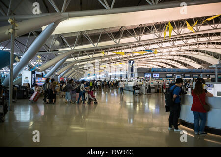 Osaka, Giappone - Novembre 2016: Architettura / interno dell'Aeroporto Internazionale di Kansai (KIX), Osaka, Giappone. Aeroporto di Kansai è uno Foto Stock