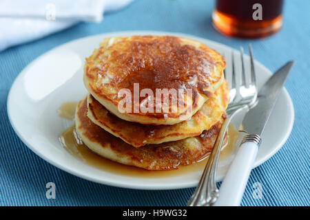 Fresche fatte in casa il latticello pancake con sciroppo d'acero shot nella luce naturale Foto Stock