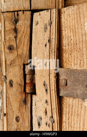 Porta in legno con cerniera ad Avebury Manor, Wiltshire, Foto Stock