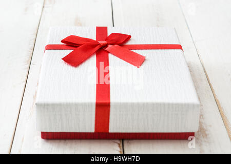 Scatola regalo bianca su bianco tavolo in legno.closeup Foto Stock