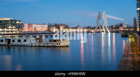 Panorama Spree, molecola uomo scultura dell'artista Jonathan Borofsky, sul fiume Spree, Berlino, Germania Foto Stock