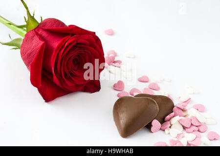 Red Rose, bonbon al cioccolato a forma di cuore e caramelle Foto Stock