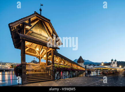 Patrimonio mondiale il Ponte della Cappella al crepuscolo, Lucerna, Svizzera Foto Stock