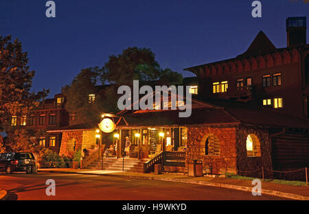 Grand Canyon Nat. Parco; Twilight - El Tovar Hotel ingresso Foto Stock