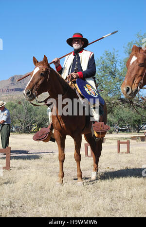 Questa immagine mostra i partecipanti all'evento Anza Days 2011 nella contea di Santa Cruz, Arizona. L'evento celebra lo storico Anza Trail, commemorando la spedizione del 1775-1776 guidata da Juan Bautista de Anza, che stabilì un percorso da Sonora, Messico, alla California. Foto Stock