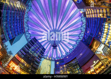 Cupola illuminata del Sony Center , architettura moderna, grattacielo, Berlino, Germania Foto Stock