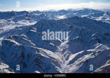 Le viste aeree della catena dell'Alaska dal Denali National Park mostrano gli splendidi paesaggi della natura selvaggia dell'Alaska. Il parco offre panorami naturali mozzafiato, evidenziandone l'importanza sia per la conservazione che per le attività ricreative all'aperto. Foto Stock