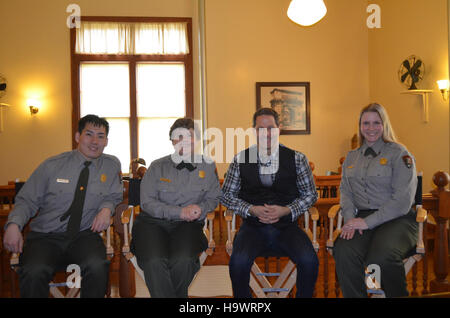 L'Ellis Island National Park mostra la storia dell'immigrazione negli Stati Uniti, con mostre che descrivono le esperienze degli immigrati che arrivano all'inizio del XX secolo. La foto, intitolata "1, 2, 3, sorriso", cattura un momento di gioia tra le sfide affrontate dai nuovi arrivati. Foto Stock