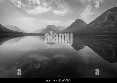 L'Upper Waterton Lake, situato nel Glacier National Park, offre viste mozzafiato verso Goat Haunt, mettendo in evidenza la bellezza incontaminata dei paesaggi montani circostanti e delle acque cristalline. Foto Stock