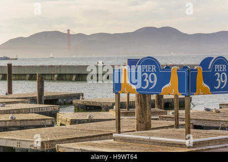 San Francisco, CA, Stati Uniti d'America, 23 ottobre 2016; il famoso Molo 39 a San Francisco con il Golden Gate bridge sullo sfondo Foto Stock