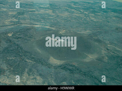 Questa fotografia aerea mostra il Bering Land Bridge, un tempo che collegava l'Asia e il Nord America. L'immagine evidenzia il significato geografico del ponte di terra e il terreno circostante del Lost Jim Lava Dome. Foto Stock