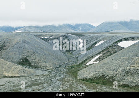 Il Bering Land Bridge, un tempo collegato tra Asia e Nord America, è raffigurato in questa fotografia che mostra le Barren Mountains. Queste montagne evidenziano il paesaggio aspro del significato storico del ponte di terra durante le migrazioni preistoriche. Foto Stock