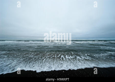 L'immagine intitolata "alaskanps 8029733100 Horizon line" presenta la vista dell'orizzonte sul paesaggio dell'Alaska. La bellezza naturale dell'Alaska è catturata in questa fotografia, che mostra la vasta natura selvaggia e il lontano incontro tra la terra e il cielo. Foto Stock