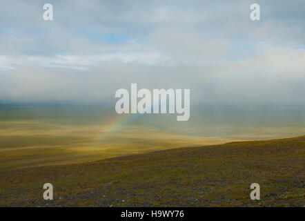 Questa fotografia mostra un piccolo arcobaleno sulla Teller Road vicino al Bering Land Bridge. Il Bering Land Bridge è una forma di terra storica che un tempo collegava Asia e Nord America durante l'ultima era glaciale. Foto Stock