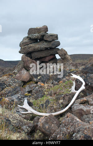 Il Bering Land Bridge, un tempo che collegava Asia e Nord America, è rappresentato qui con una struttura in pietra e un corno di caribù. Questi artefatti sono significativi nella comprensione della migrazione preistorica e della presenza umana durante l'era glaciale, così come la relazione tra i primi esseri umani e l'ambiente. Foto Stock