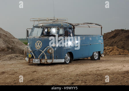 1963 VolksWagen VW split screen cabina singola pick up con sospensione pneumatica e look di ratto patina di vernice Foto Stock