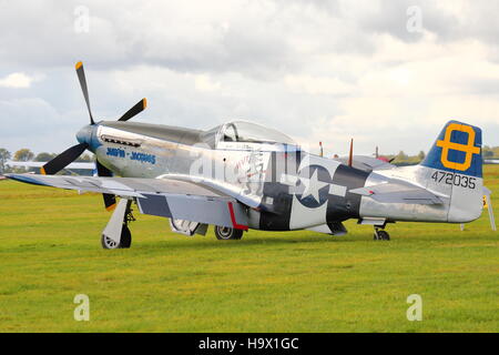 North American Mustang P-51D Jumpin Jaques visitando White Waltham Foto Stock