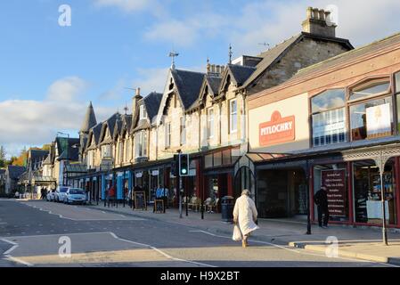 Fila di negozi e abitazioni sulla A924, Atholl Road, Pitlochry, Scotland, Regno Unito Foto Stock