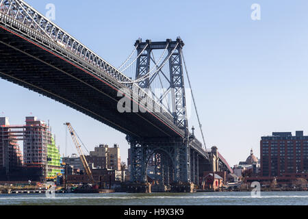 Vista di Williamsburg verso il ponte di Brooklyn a New York City Foto Stock