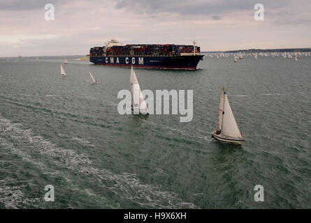 Piccoli e grandi. Un assortimento di barche in Solent durante il giro dell'isola gara nel 2009. Foto Stock