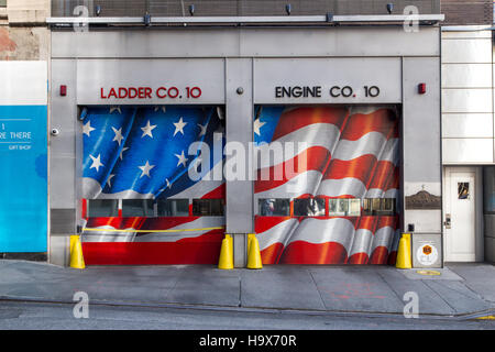 New York, Stati Uniti d'America - 18 Novembre 2016: FDNY motore 10 e la scaletta 10 Firehouse di fronte al World Trade Center e il 9-11 Memori Foto Stock