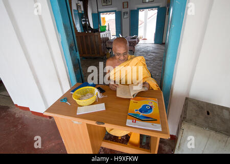 Tempio Buddhistic monastero su una piccola isola nel Madu Ganga fiume durante una crociera Foto Stock