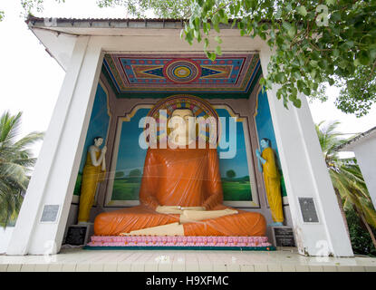 Tempio Buddhistic monastero su una piccola isola nel Madu Ganga fiume durante una crociera Foto Stock