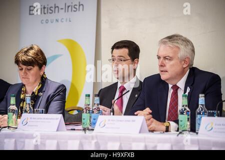 (Da sinistra a destra) Primo Ministro dell'Irlanda del Nord Arlene Foster MLA, Segretario di Stato per l'Irlanda del Nord il governo britannico James Brokenshire e primo ministro del Galles Carwyn Jones AM, durante una conferenza stampa presso il British Consiglio irlandese il vertice del Vale Resort vicino a Cardiff. Foto Stock