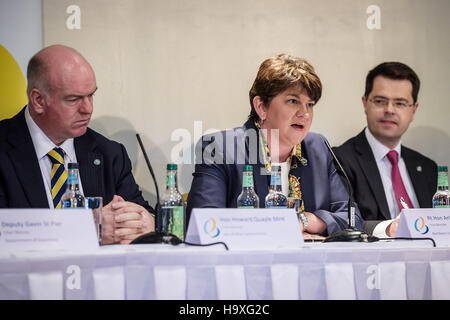 (Da sinistra a destra) Capo Ministro dell'Isola di Man Howard Quayle, Primo Ministro dell'Irlanda del Nord Arlene Foster MLA e il Segretario di Stato per l'Irlanda del Nord James Brokenshire, durante una conferenza stampa presso il British Consiglio irlandese il vertice del Vale Resort vicino a Cardiff. Foto Stock