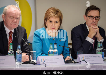 (Da sinistra a destra) Vice primo ministro dell'Irlanda del Nord Martin McGuinness, Primo ministro di Scozia Nicola storione e Chief Minister di Jersey Senatore Ian Gorst, durante una conferenza stampa presso il British Consiglio irlandese il vertice del Vale Resort vicino a Cardiff. Foto Stock