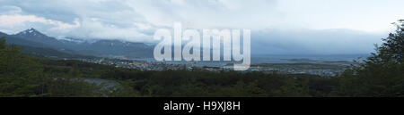 Argentina, Patagonia: vista panoramica dell'ampia baia di Ushuaia, la capitale di Tierra del Fuego (terra di fuoco), la città più meridionale del mondo Foto Stock