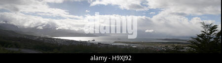 Argentina, Patagonia: vista panoramica dell'ampia baia di Ushuaia, la capitale di Tierra del Fuego (terra di fuoco), la città più meridionale del mondo Foto Stock