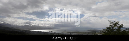 Argentina, Patagonia: vista panoramica dell'ampia baia di Ushuaia, la capitale di Tierra del Fuego (terra di fuoco), la città più meridionale del mondo Foto Stock