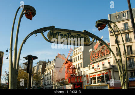 Parigi, Francia - 3 Novembre 2002: metropolitana metropolitana segno davanti al Moulin Rouge cabaret a Parigi in Francia Foto Stock