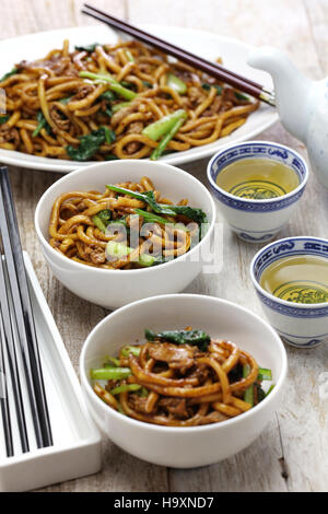 Shanghai spaghettini fritti, Shanghai Chow Mein, cibo cinese Foto Stock