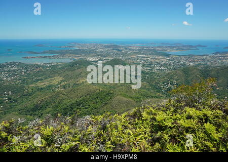 Punto di vista a la città costiera di Noumea dal picco Malaoui, Nuova Caledonia, Sud Pacifico Foto Stock