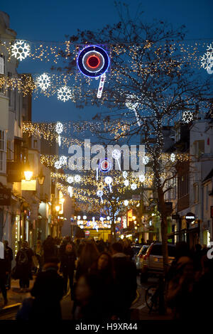 Brighton SUSSEX REGNO UNITO 25 Novembre 2016 - Brighton Luci di Natale con un mod in tema di Bond Street in North Laine area Foto Stock