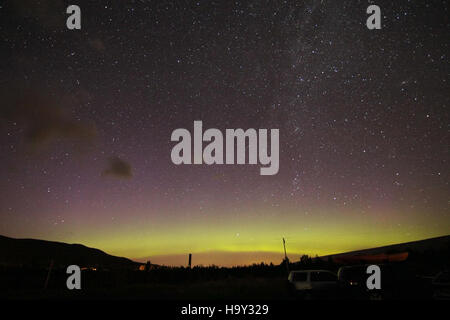 L'aurora boreale, nota anche come Aurora Boreale, risplende su St. Mary nel Glacier National Park. Questo raro e sorprendente fenomeno naturale è un punto di forza visivo dei cieli bui del parco e delle chiare vedute del cielo notturno. Foto Stock