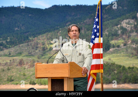 Questa immagine evidenzia la firma di un memorandum d'intesa (MOU) tra Tom Vilsack, Segretario dell'Agricoltura, e Sally Jewell, Segretario degli interni, incentrato sulla collaborazione per la conservazione ambientale e le iniziative di gestione del territorio negli Stati Uniti. Foto Stock