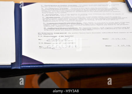 Questa foto cattura la firma di un Memorandum of Understanding (MOU) tra Vilsack e Jewell, che riflette la collaborazione tra il Dipartimento dell'Agricoltura degli Stati Uniti e il Dipartimento degli interni degli Stati Uniti nel promuovere le politiche ambientali e gli sforzi di conservazione. Foto Stock