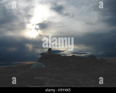 Il Bering Land Bridge, che un tempo collegava l'Asia e il Nord America, è noto per le sue caratteristiche geologiche uniche, tra cui i Tors. Le nuvole su quest'area si aggiungono al suo suggestivo paesaggio, evidenziando il significato ambientale e storico del ponte di terra. Foto Stock