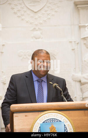 La cerimonia di chiusura dei 2013 Feds Feed Families, organizzata dall'USDA, ha celebrato il successo di questa iniziativa, che raccoglie donazioni di cibo per aiutare le famiglie bisognose. L'evento si è svolto presso il Jamie Whitten Building dell'USDA a Washington, D.C. Foto Stock